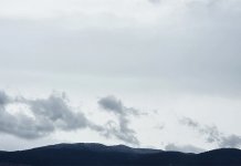 Прије подне облачно уз слабу кишу, послије подне топлије