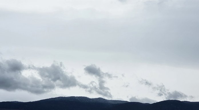 Прије подне облачно уз слабу кишу, послије подне топлије