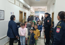 Малишани одушевљени дружењем с полицајцима