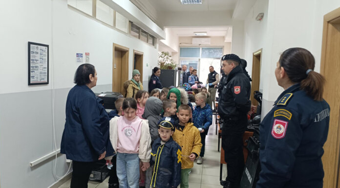 Малишани одушевљени дружењем с полицајцима