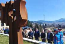 Положени вијенци на Споменик ствараоцима и браниоцима Српске, почаст одао и Додик