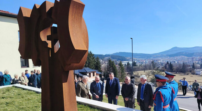 Положени вијенци на Споменик ствараоцима и браниоцима Српске, почаст одао и Додик
