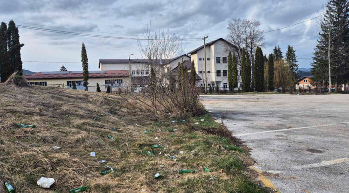 Смеће око школских и спортских терена – лоша слика Пала