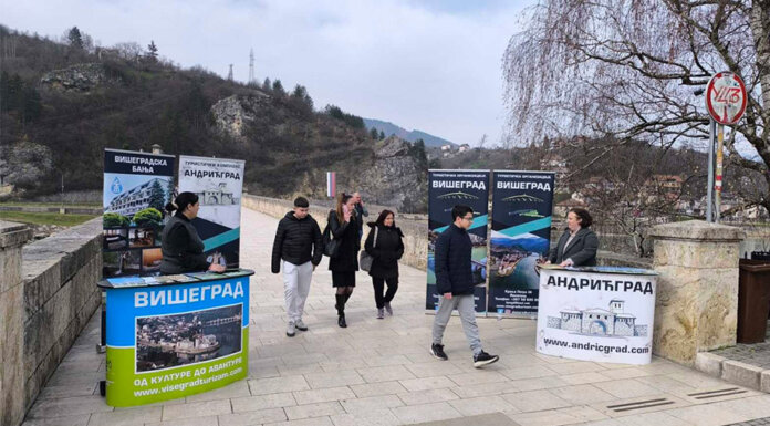 Штандови код ћуприје привукли пажњу туриста, интензивна промоција Вишеграда у сусрет сезони