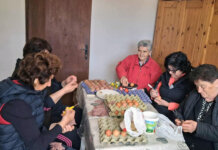 Чланице Кола српских сестара нашарале 4.000 јаја за старе и материјално угрожене