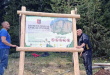 Постављена информативна табла на улаз у Споменик природе „Црвене стијене“