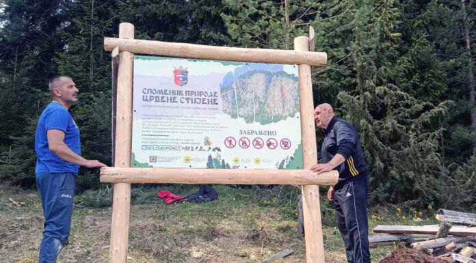 Постављена информативна табла на улаз у Споменик природе „Црвене стијене“