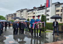 Минић и Мастиловић положили вијенац на споменик погинулим борцима