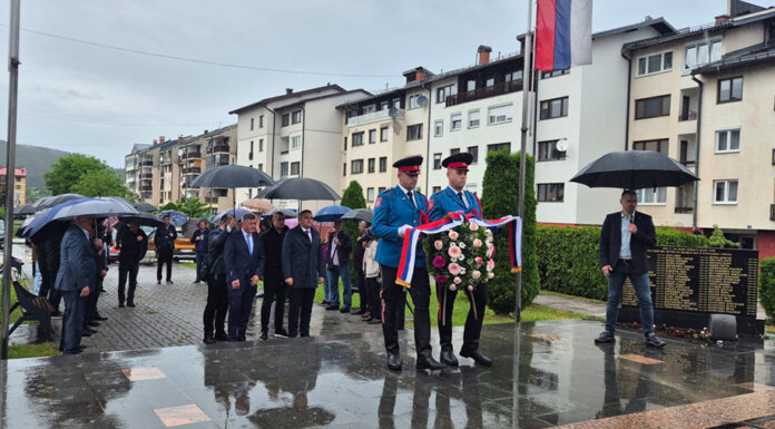Минић и Мастиловић положили вијенац на споменик погинулим борцима