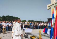 Служен помен и прислужене свијеће генералу Младићу на Новом Зејтинлику