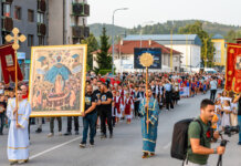 Велики број вјерника у литији прошао улицама Пала