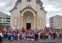 Малишани продефиловали шеталиштем носећи заставице Српске и Србије