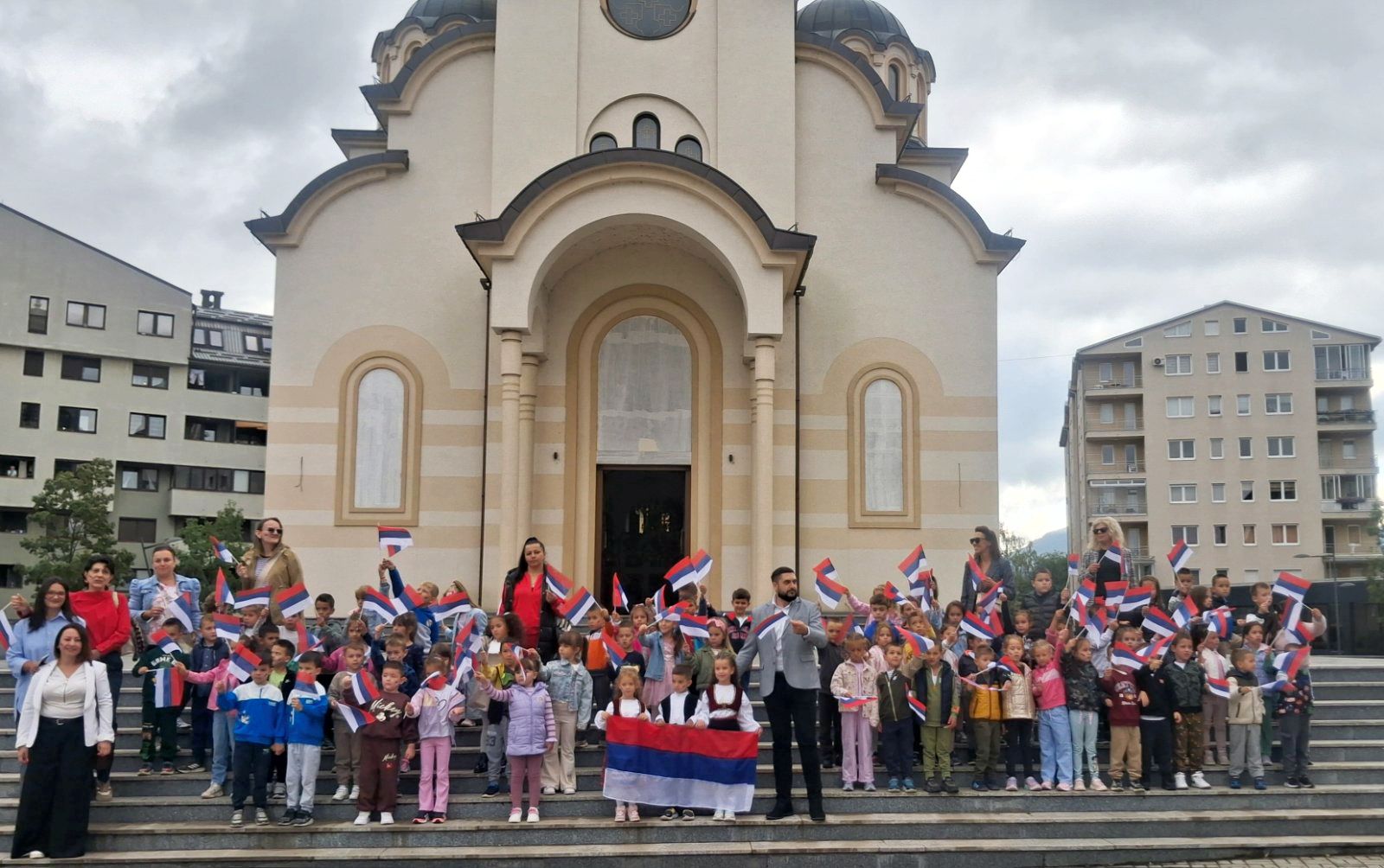Малишани продефиловали шеталиштем носећи заставице Српске и Србије