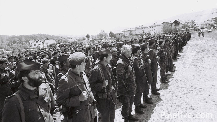 Мај 1992. године. Формирање 2. Романијске моторизоване бригаде. Свечано постројавање на стадиону ФК „Романија“ на Палама, у бригаду су интегрисани одреди ТО Пале. Многи од бораца, који су поносно стајали у свечаном строју, нису преживјели пакао Жепе.